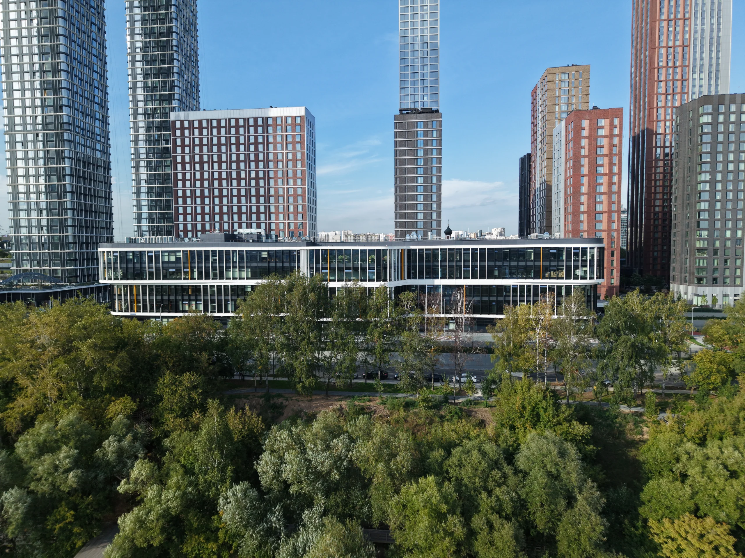 Школа в ЖК на берегу Москвы-реки — фасад на фоне жилых башен