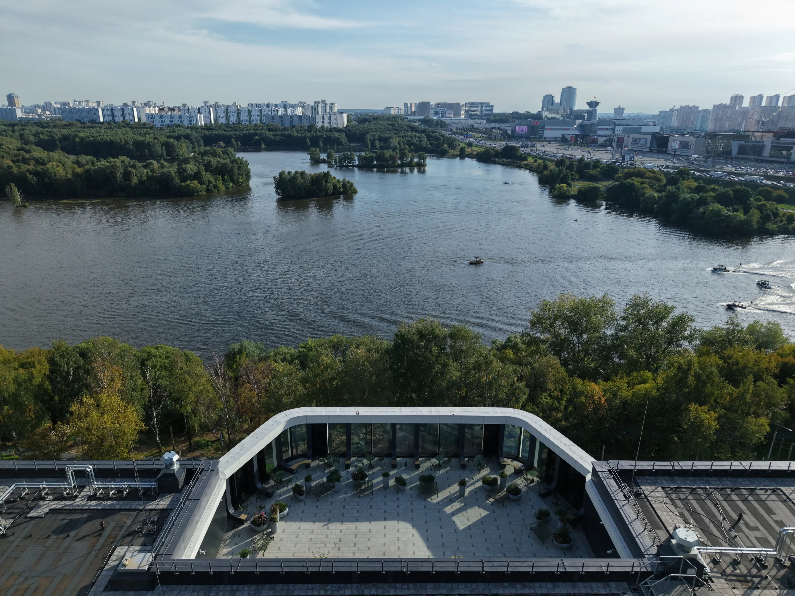 Школа в ЖК на берегу Москвы-реки — эксплуатируемая кровля с амфитеатром