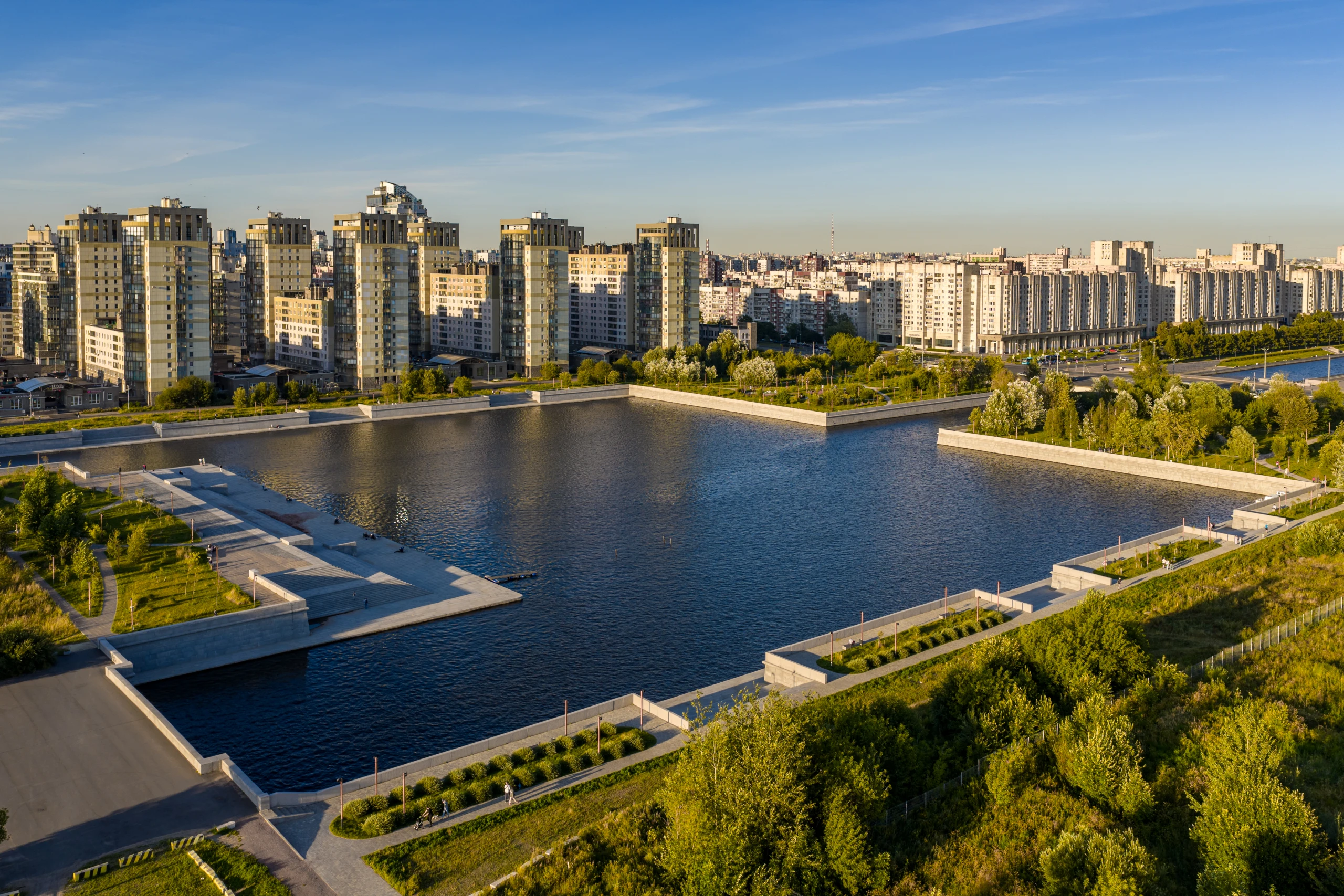 Съёмка с дрона над городской застройкой — полёт требует разрешения
