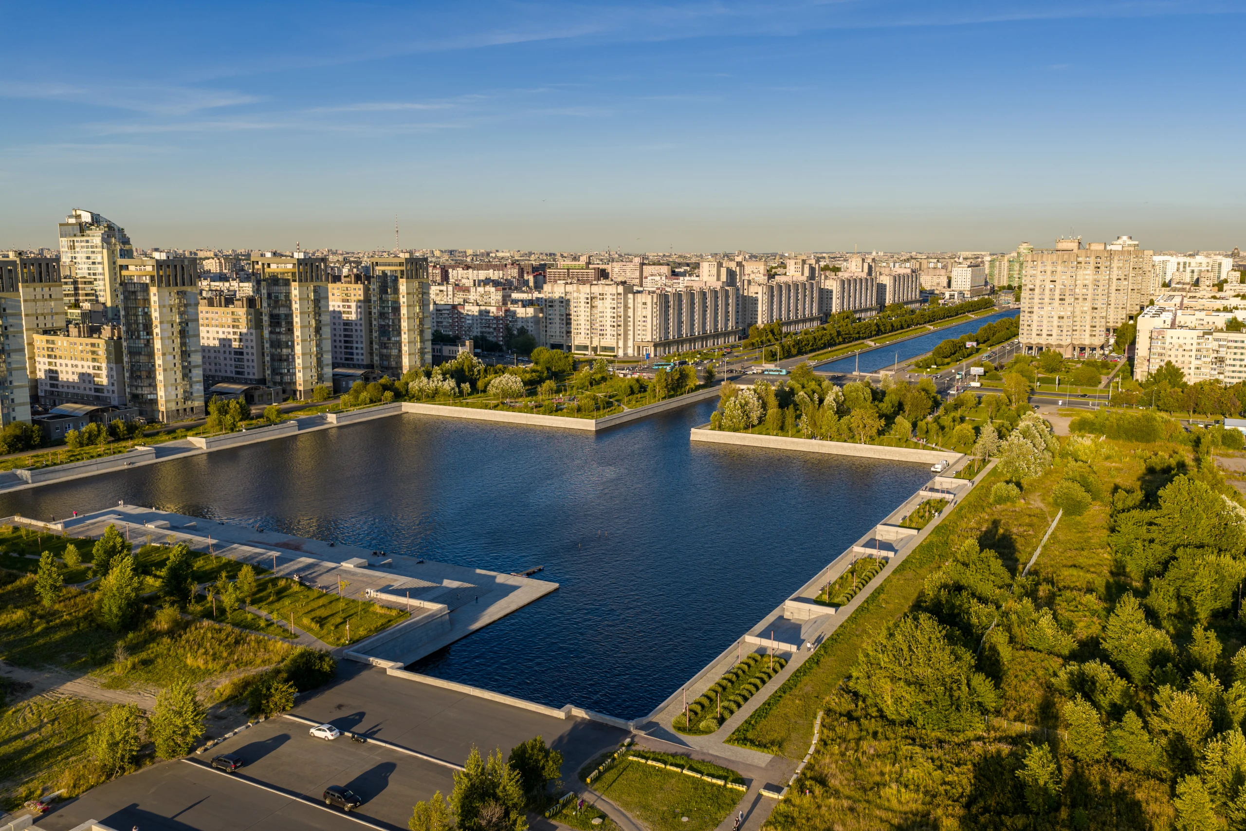 Аэросъёмка окружения ЖК на старте продаж: вода, парки, застройка